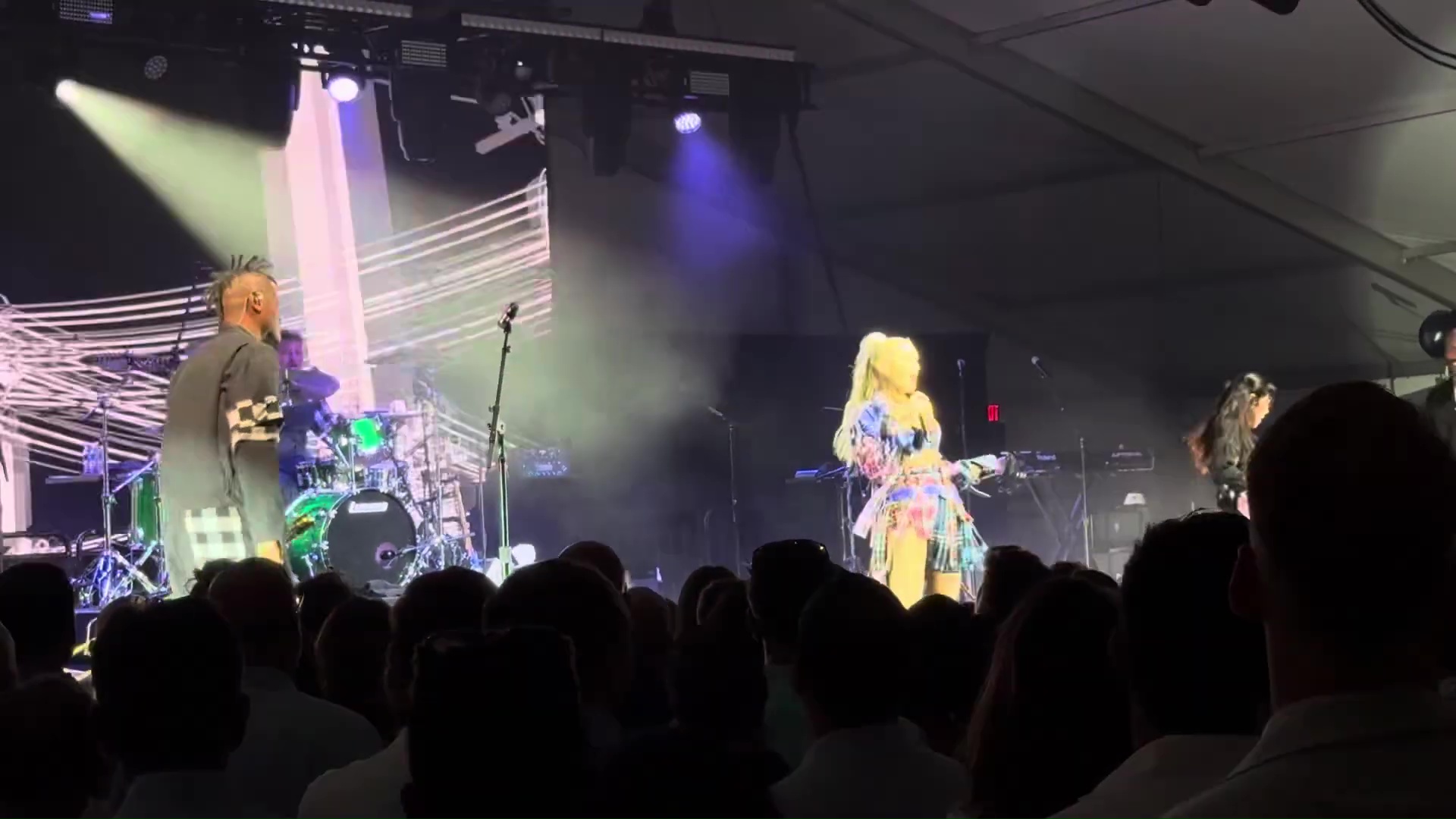 Gwen-Stefani-Old-Westbury-Gardens-2024-10
