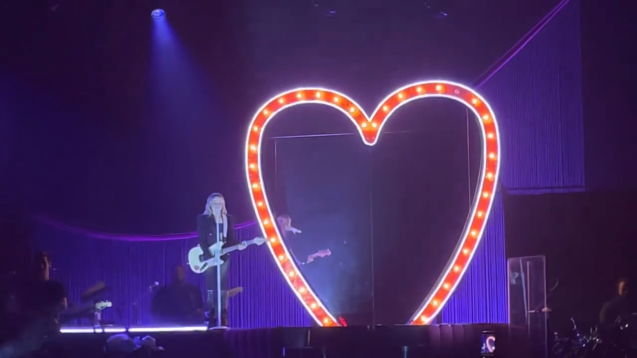 Sabrina-Carpenter-Toronto-2023-2
