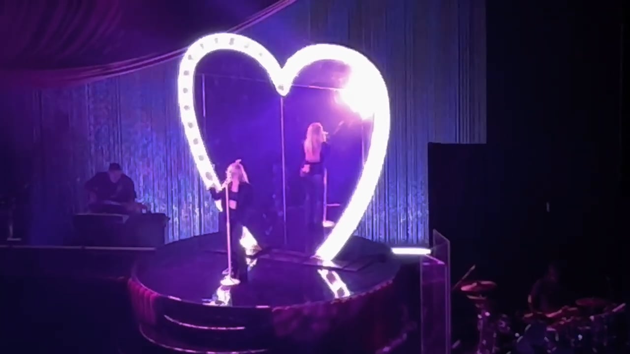 Sabrina-Carpenter-Toronto-2023-7
