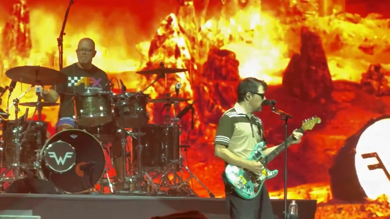 Weezer – Oceans Calling 2025 nude (4)
