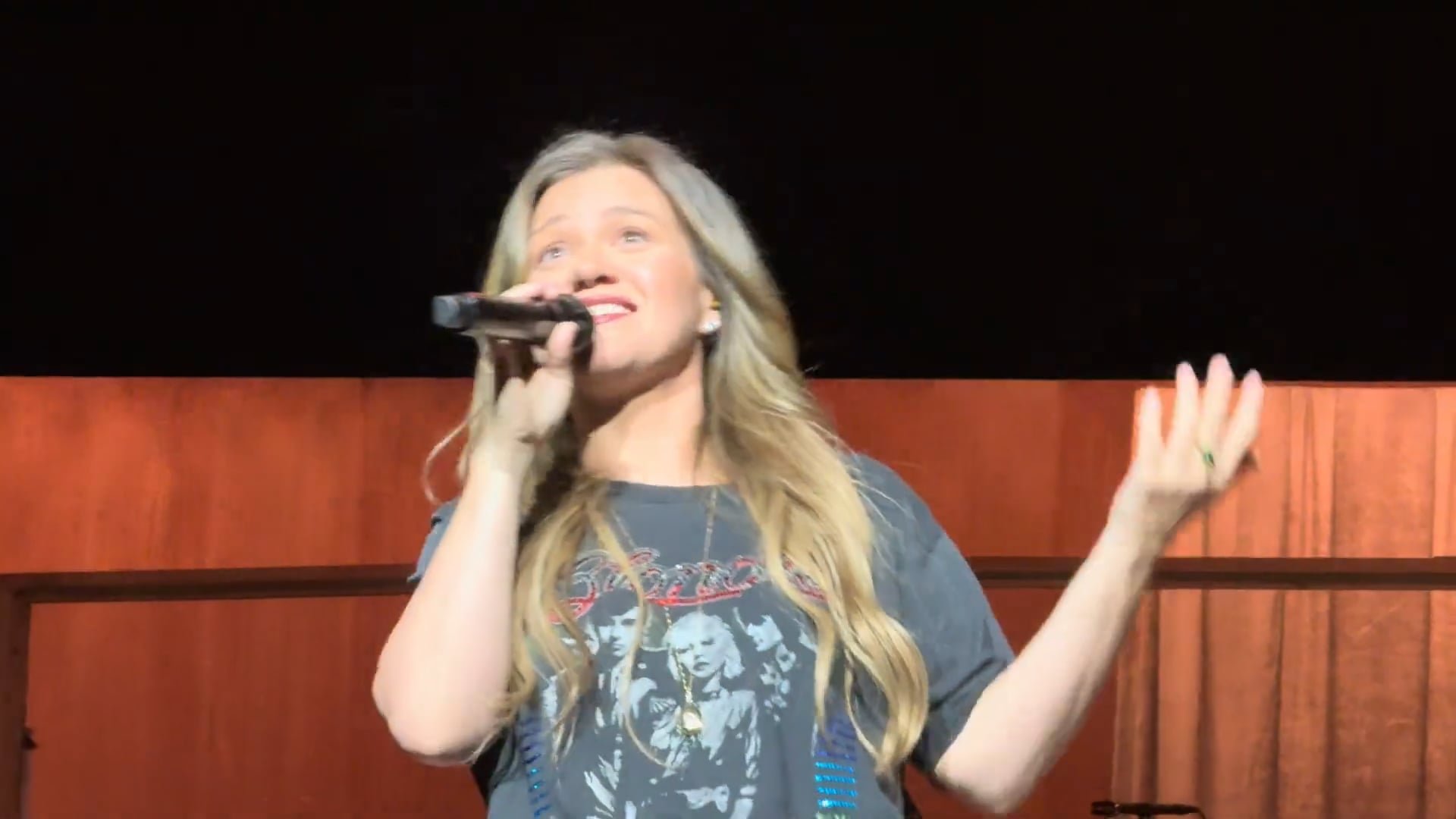 Kelly Clarkson Vegas 2025 (18)
