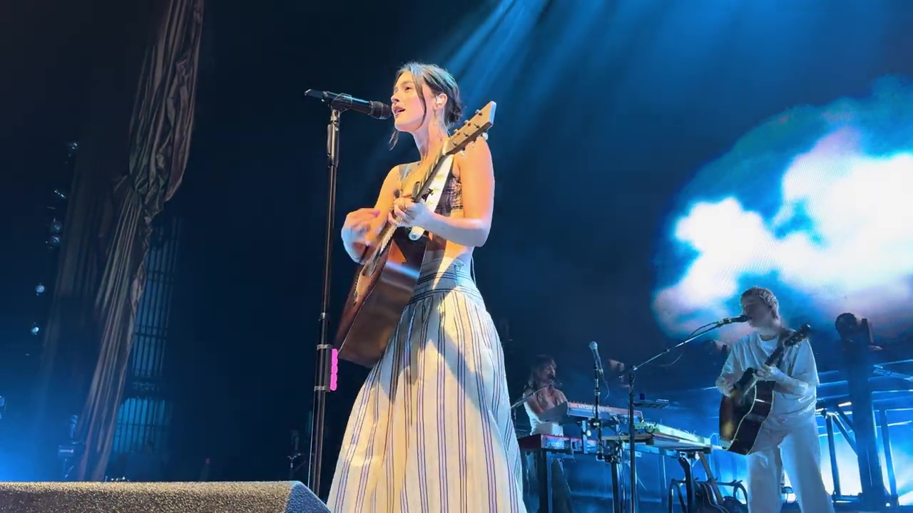 Gracie-Abrams-Radio-City-Music-Hall-2024-22
