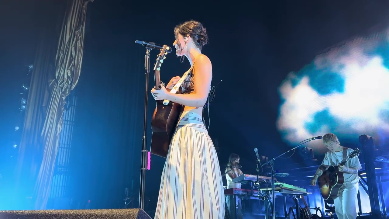 Gracie-Abrams-Radio-City-Music-Hall-2024-24
