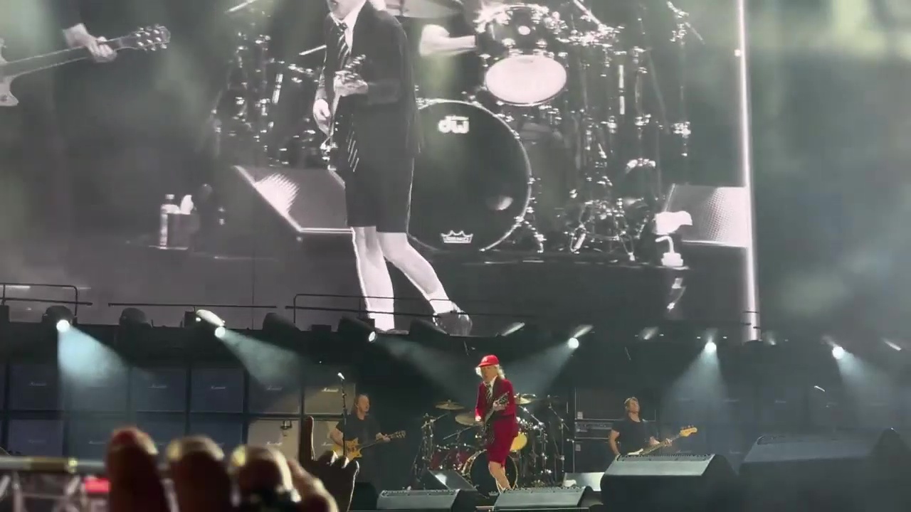 AC_DC-Rose-Bowl-2025-21
