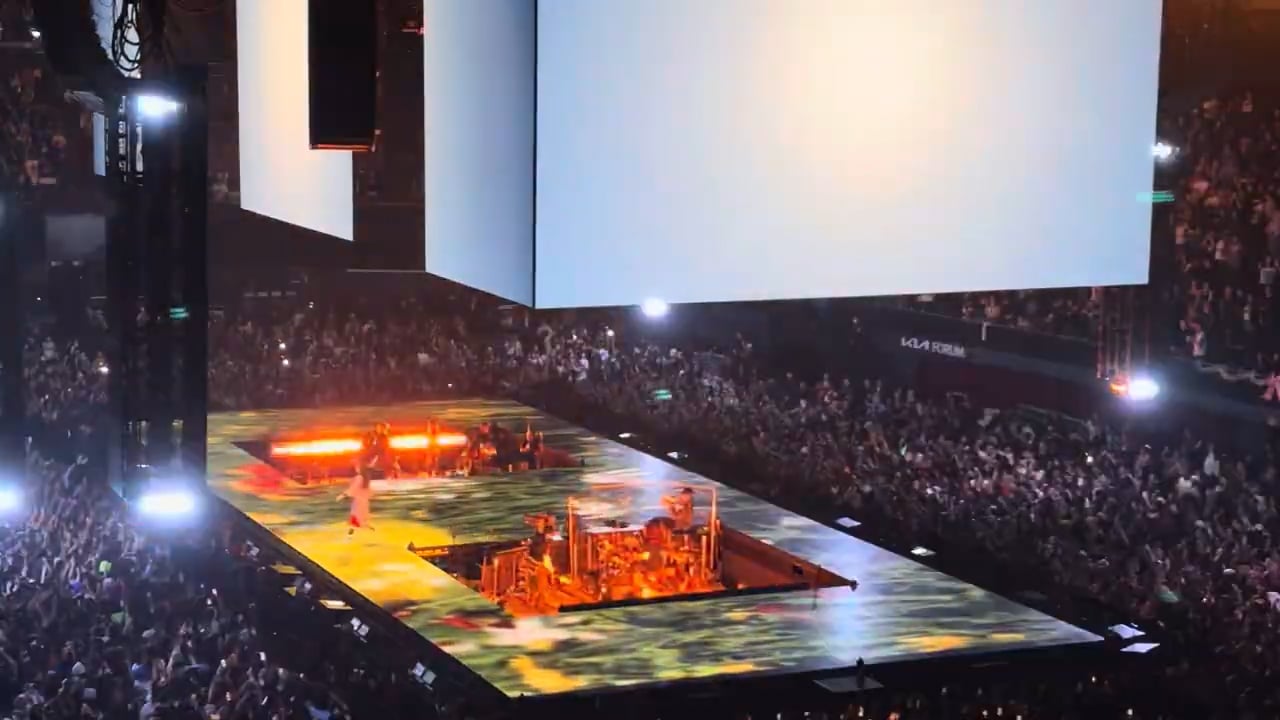 Billie Eilish – Kia Forum, December 2024 (11)
