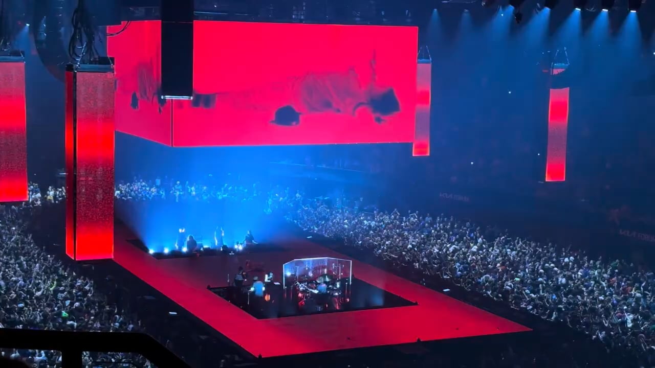 Billie Eilish – Kia Forum, December 2024 (6)
